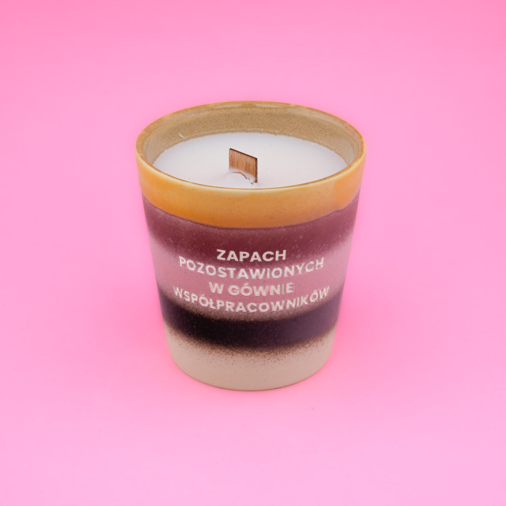 Świeca sojowa „Zapach pozostawionych w gównie współpracowników” (Roma)