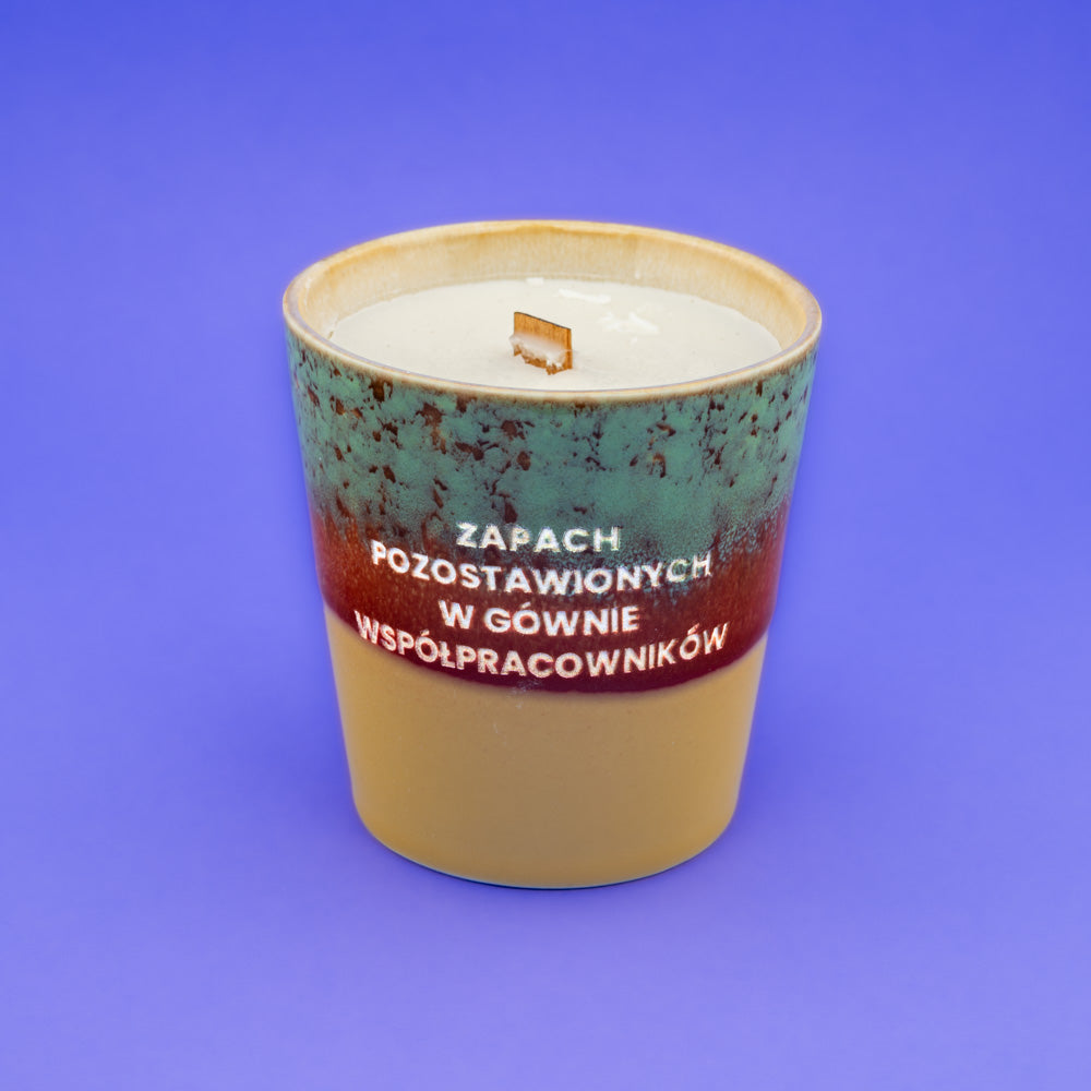 Świeca sojowa „Zapach pozostawionych w gównie współpracowników” (Luca)