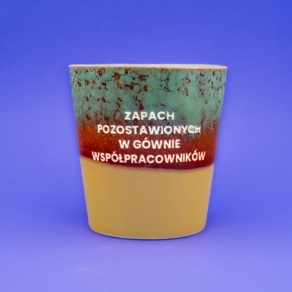 Świeca sojowa „Zapach pozostawionych w gównie współpracowników” (Luca)