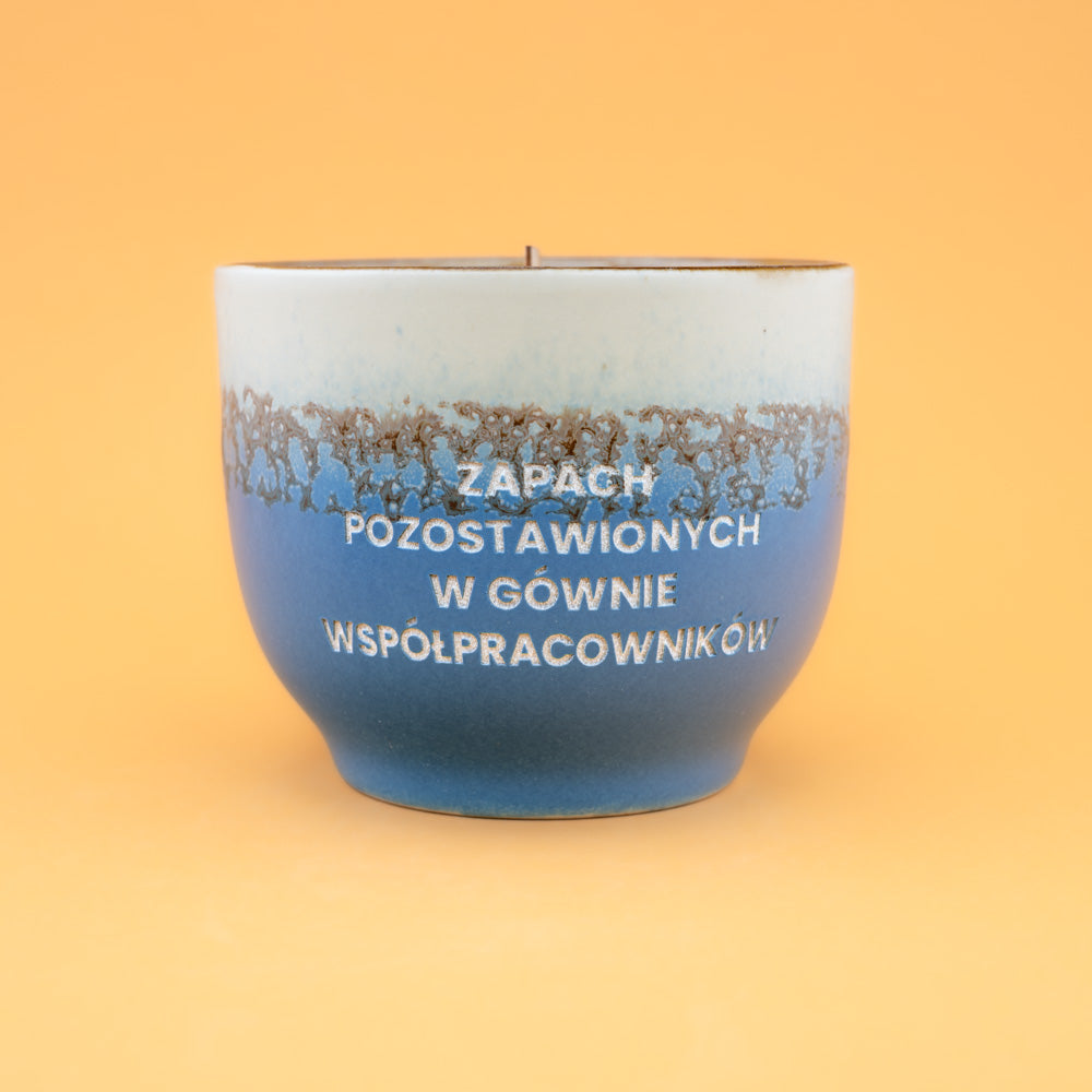 Świeca sojowa „Zapach pozostawionych w gównie współpracowników” (Milo)