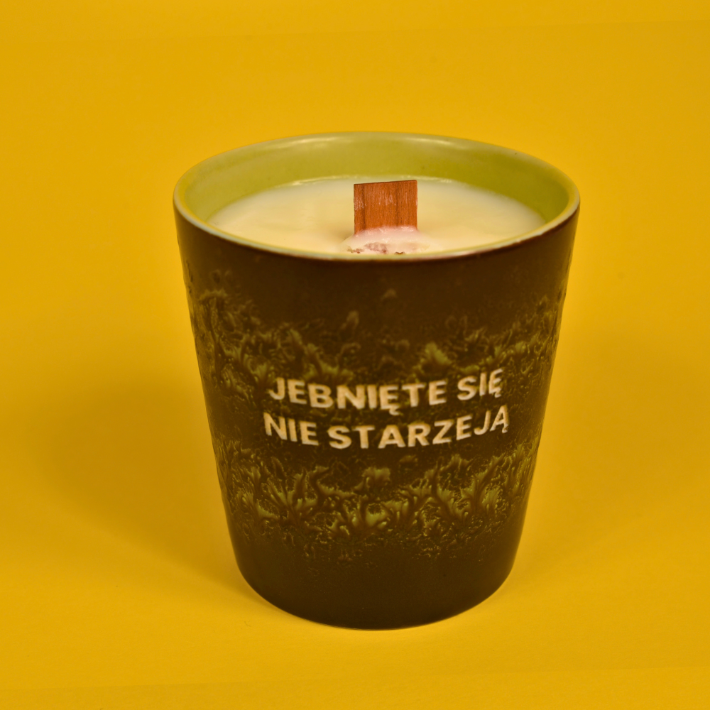 Świeca sojowa „Jebnięte się nie starzeją" (Cleo)